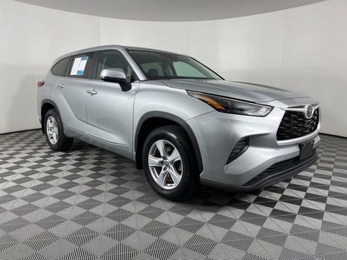 Used 2023 Toyota Highlander L FWD image 3