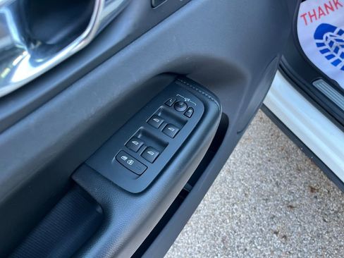 Used 2019 Volvo XC60 T5 Momentum w/ Premium Package image 12