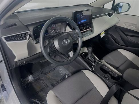 Used 2025 Toyota Corolla LE image 10