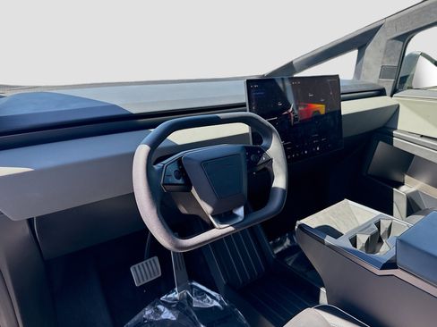 Used 2024 Tesla Cybertruck AWD Crew Cab image 7