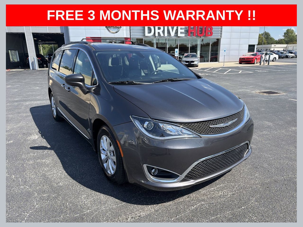 Used 2017 Chrysler Pacifica Touring-L FWD image 1