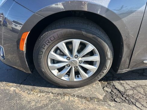 Used 2018 Chrysler Pacifica Touring-L image 40