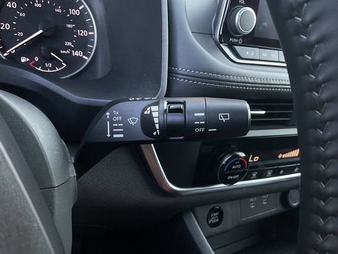 Used 2025 Nissan Rogue SV FWD image 32