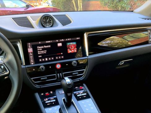 Used 2025 Porsche Macan image 6