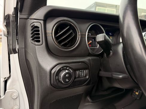 Used 2021 Jeep Gladiator Overland image 48