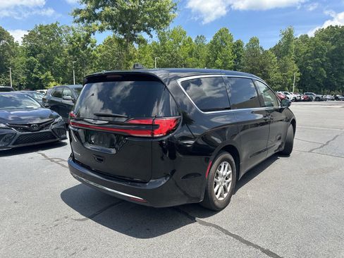 Used 2024 Chrysler Pacifica Touring-L FWD image 6