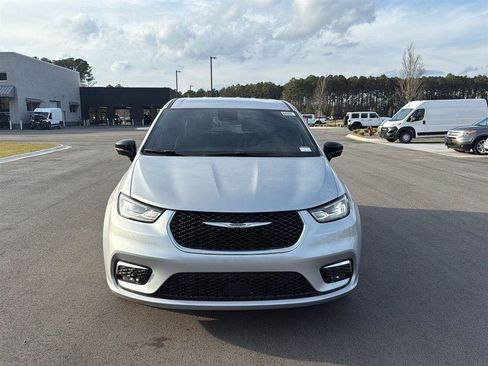 New 2026 Chrysler Pacifica Select image 2