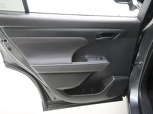 Used 2023 Toyota Highlander LE image 21