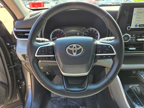 Used 2024 Toyota Highlander LE FWD image 20