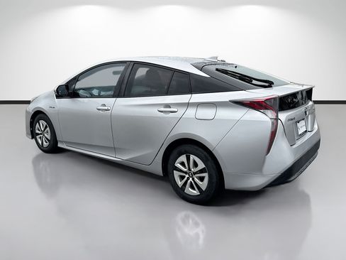 Used 2016 Toyota Prius Four FWD image 5