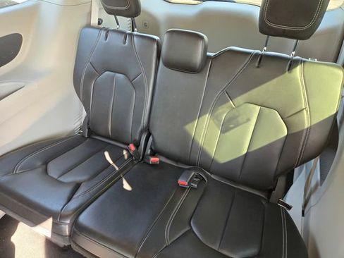Used 2023 Chrysler Pacifica Touring-L FWD image 13
