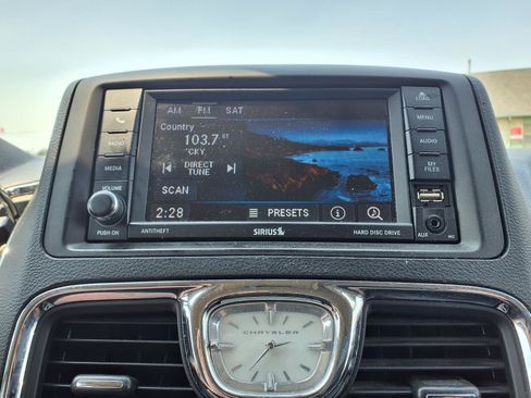 Used 2016 Chrysler Town & Country Touring w/ Driver Convenience Group FWD image 22