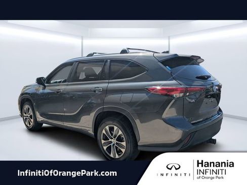 Used 2023 Toyota Highlander XLE image 5