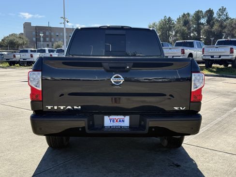 Used 2021 Nissan Titan SV w/ SV Convenience Package image 6