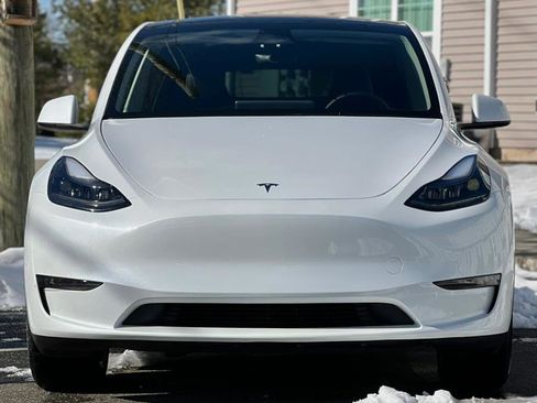 Used 2023 Tesla Model Y 2WD image 3
