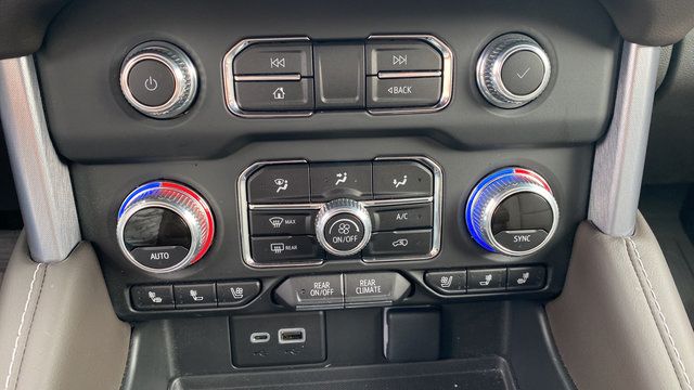 Used 2023 GMC Yukon SLT w/ SLT Luxury Package AWD/4WD image 17