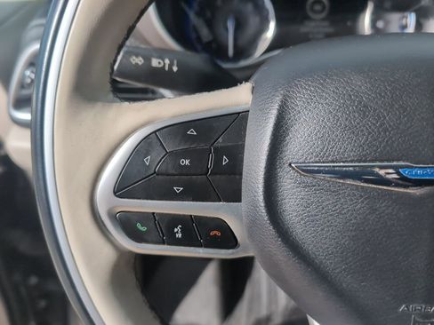 Used 2018 Chrysler Pacifica Limited image 16