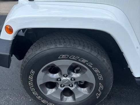 Used 2017 Jeep Wrangler Unlimited Sahara w/ Dual Top Group AWD/4WD image 10