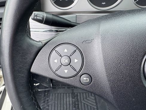 Used 2011 Mercedes-Benz GLK 350 4MATIC image 19