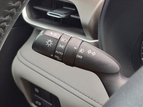Used 2023 Toyota Highlander LE AWD/4WD image 13