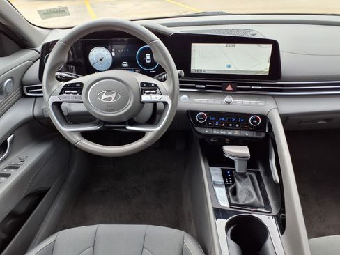 Used 2025 Hyundai Elantra SEL FWD image 11