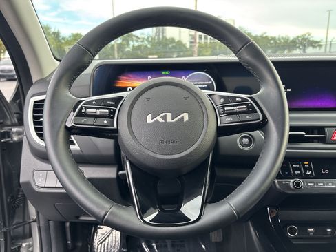 Used 2025 Kia Seltos EX FWD image 11