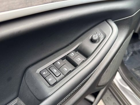 Used 2025 Jeep Grand Cherokee Limited image 19