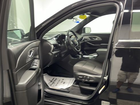 Used 2023 Chevrolet Traverse LT FWD image 2