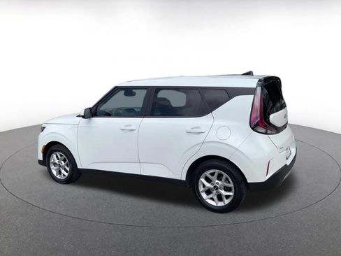 Used 2025 Kia Soul LX w/ LX Technology Package FWD image 9