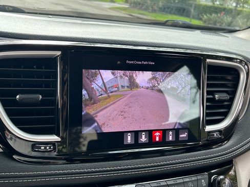 Used 2022 Chrysler Pacifica Touring-L image 23