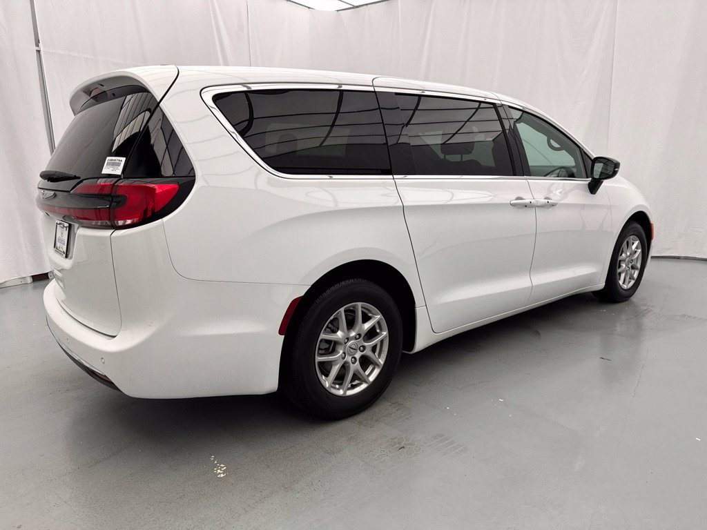 Used 2025 Chrysler Pacifica Select FWD image 14