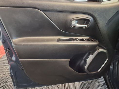 Used 2022 Jeep Renegade Latitude w/ Convenience Group image 17