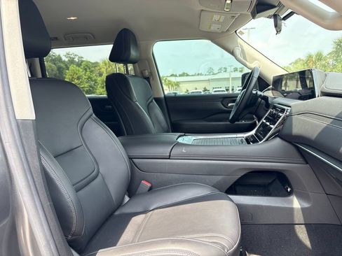Used 2025 Nissan Armada SV RWD image 23