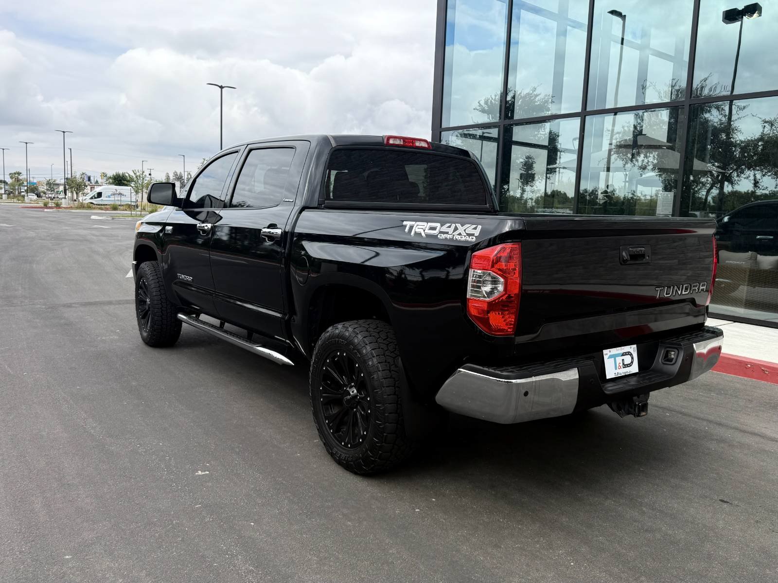 Used 2014 Toyota Tundra Limited w/ Limited Premium Package AWD/4WD image 10