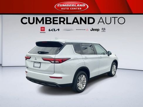 Used 2023 Mitsubishi Outlander ES FWD image 8