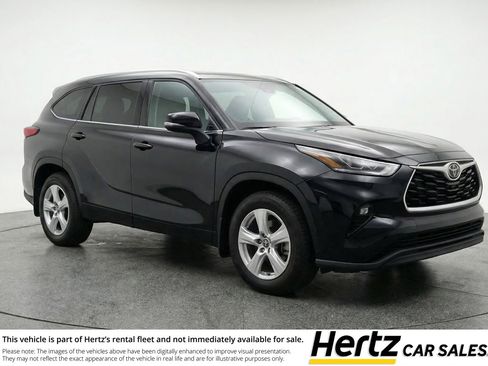 Used 2025 Toyota Highlander LE FWD image 1