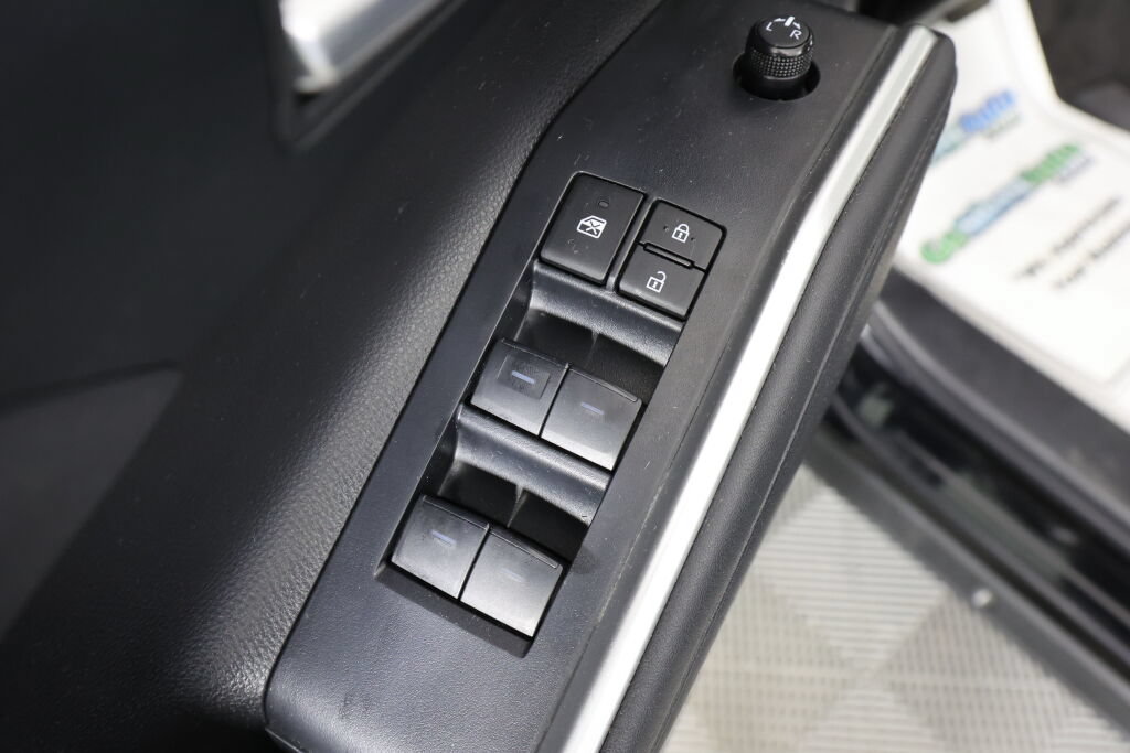 Used 2023 Toyota Highlander XLE AWD/4WD image 32