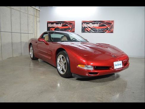 Used 2004 Chevrolet Corvette Coupe w/ Preferred Equipment Group RWD image 2