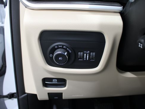 Used 2022 Jeep Grand Cherokee L Limited w/ Luxury Tech Group II AWD/4WD image 9