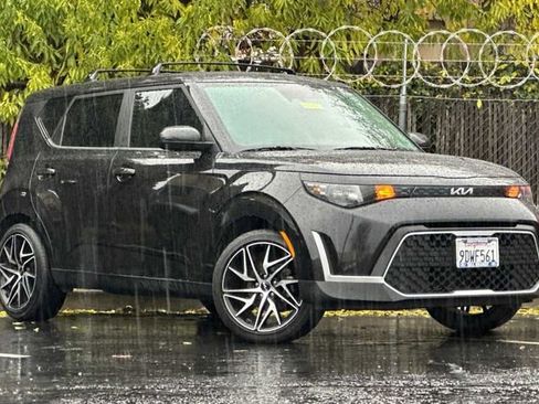 Used 2023 Kia Soul LX image 2