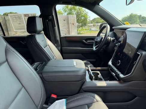 Used 2025 GMC Yukon XL Denali AWD/4WD image 30
