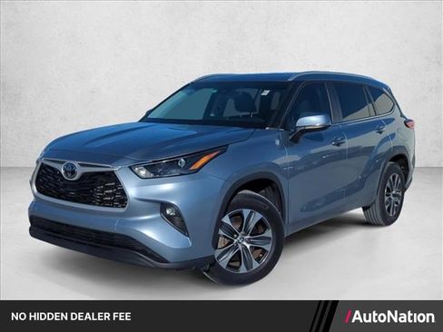 Used 2023 Toyota Highlander XLE FWD image 1