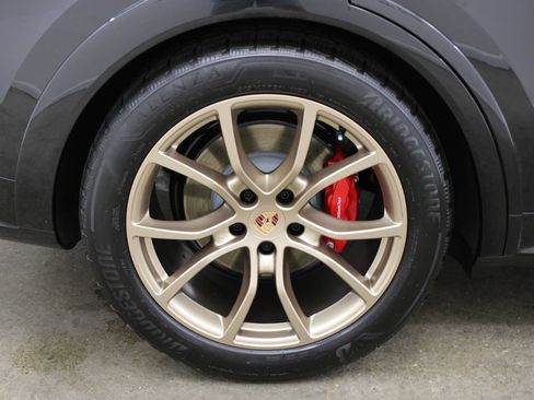 Used 2026 Porsche Cayenne GTS AWD/4WD image 14
