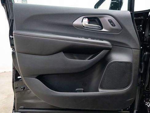 New 2026 Chrysler Pacifica Select image 22