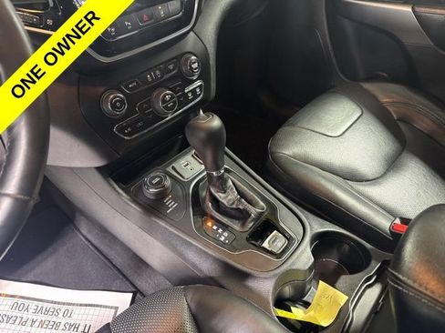 Used 2019 Jeep Cherokee Limited w/ Technology Group AWD/4WD image 5