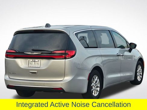 Used 2024 Chrysler Pacifica Touring-L image 27