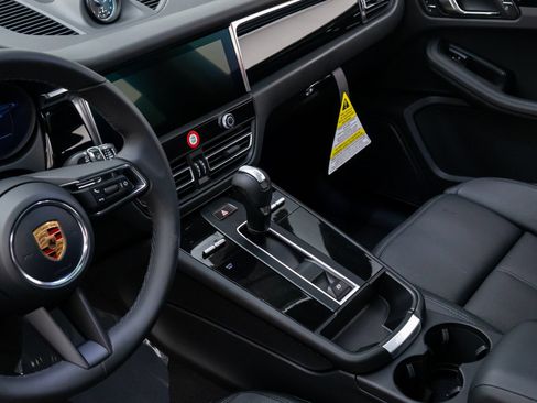 Certified 2026 Porsche Macan AWD/4WD image 13