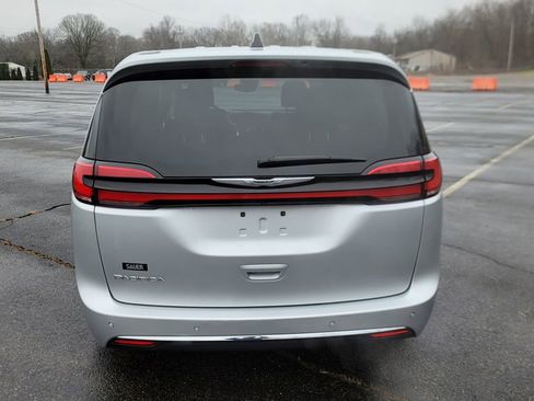 Used 2024 Chrysler Pacifica Touring-L image 10