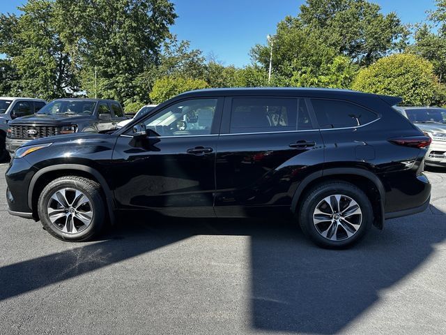 Used 2024 Toyota Highlander XLE AWD/4WD image 8