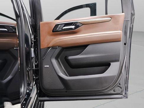 Used 2025 Chevrolet Suburban High Country image 36